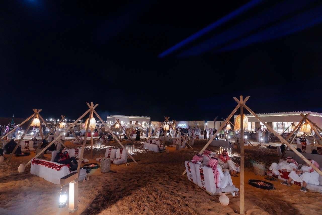 سوق ليلي في بانجيا بخيام تقليدية ومناطق جلوس مضاءة