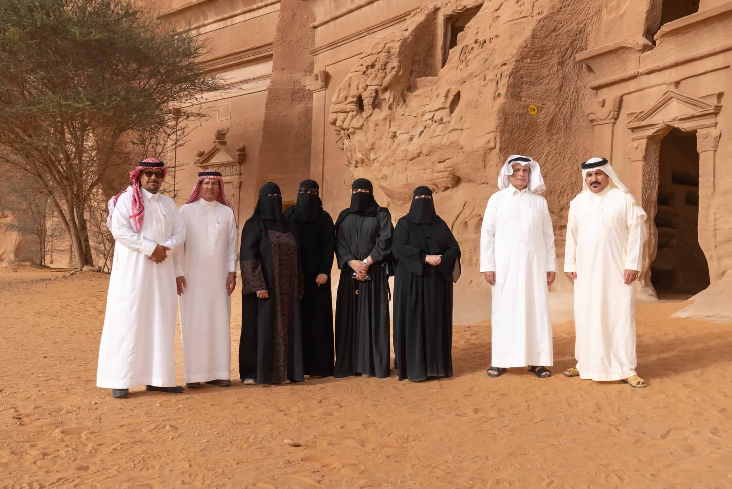 كاتبة منهمكة بهدوء في جلسة كتابة فردية