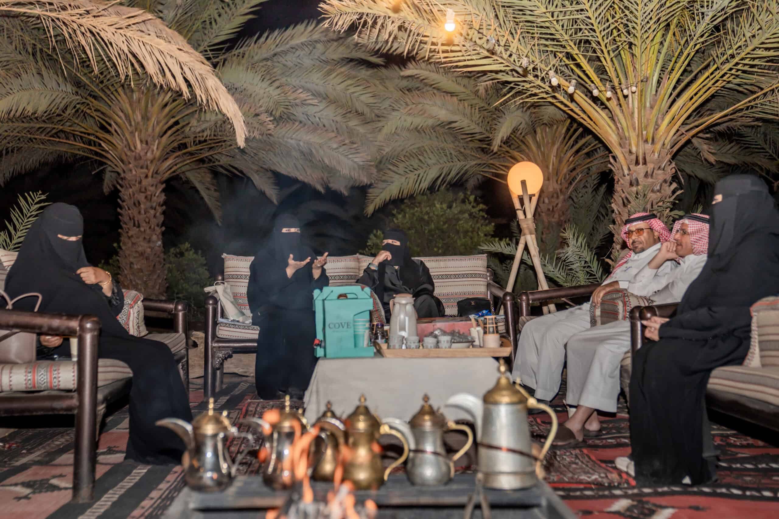 الكُتّاب مجتمعين في عشاء الوداع الختامي للخلوة