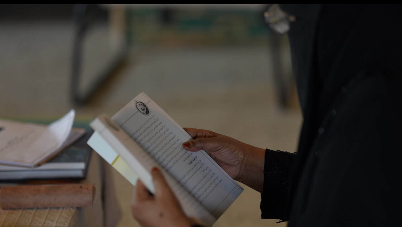 وصول الكُتّاب إلى مركز بانجيا الصحراوي عند سفح جروف شرعان الرملية