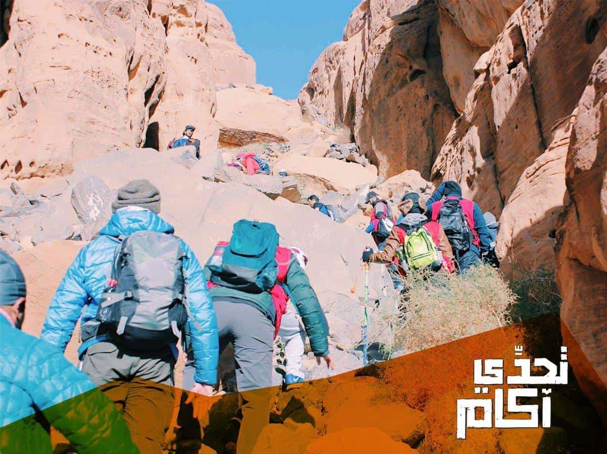 طلاب يجتمعون تحت سماء العلا الليلية خلال برنامج أكّام