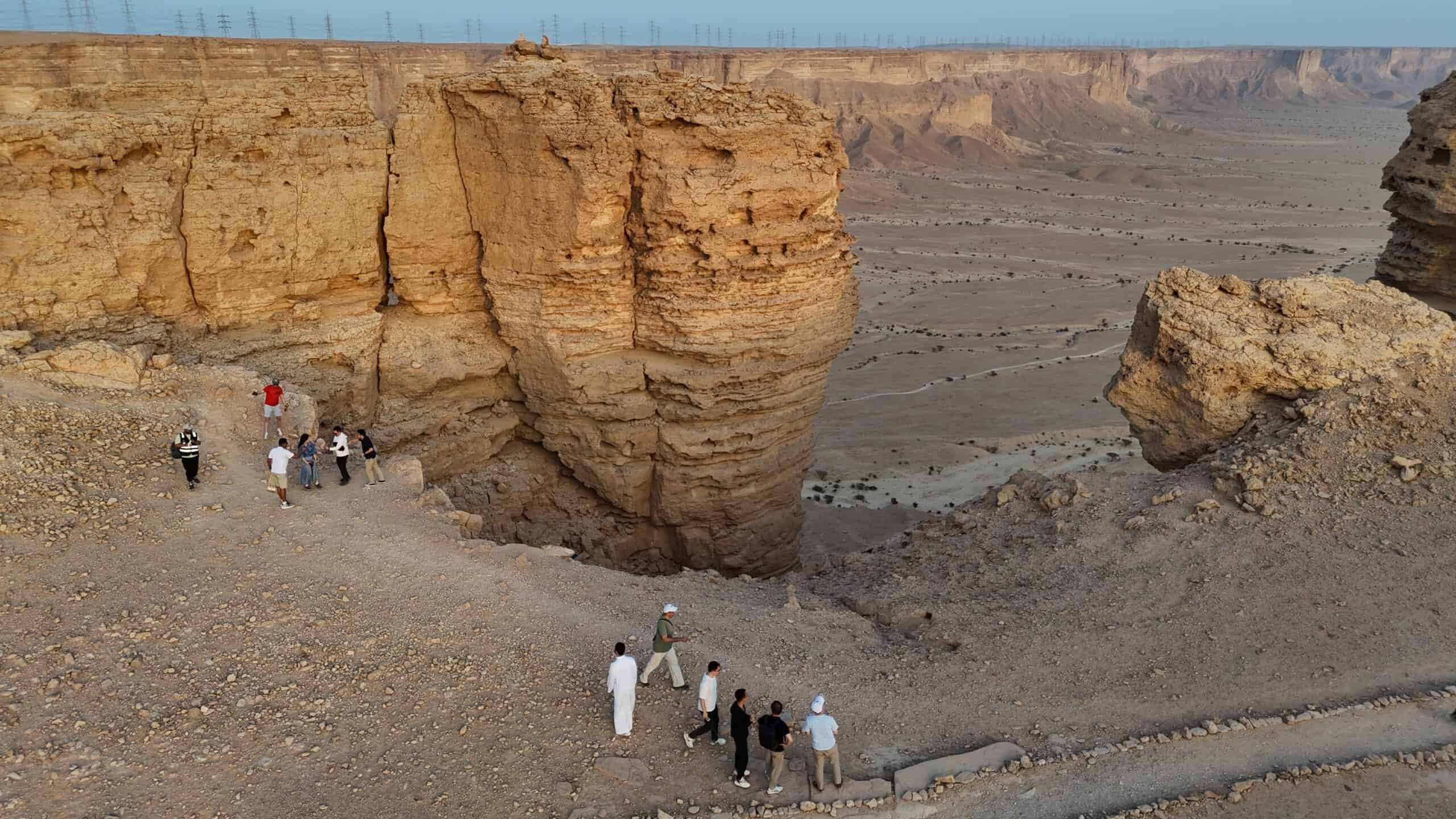 مستكشفو الرياض: رحلة تعليمية بين التراث والمغامرة