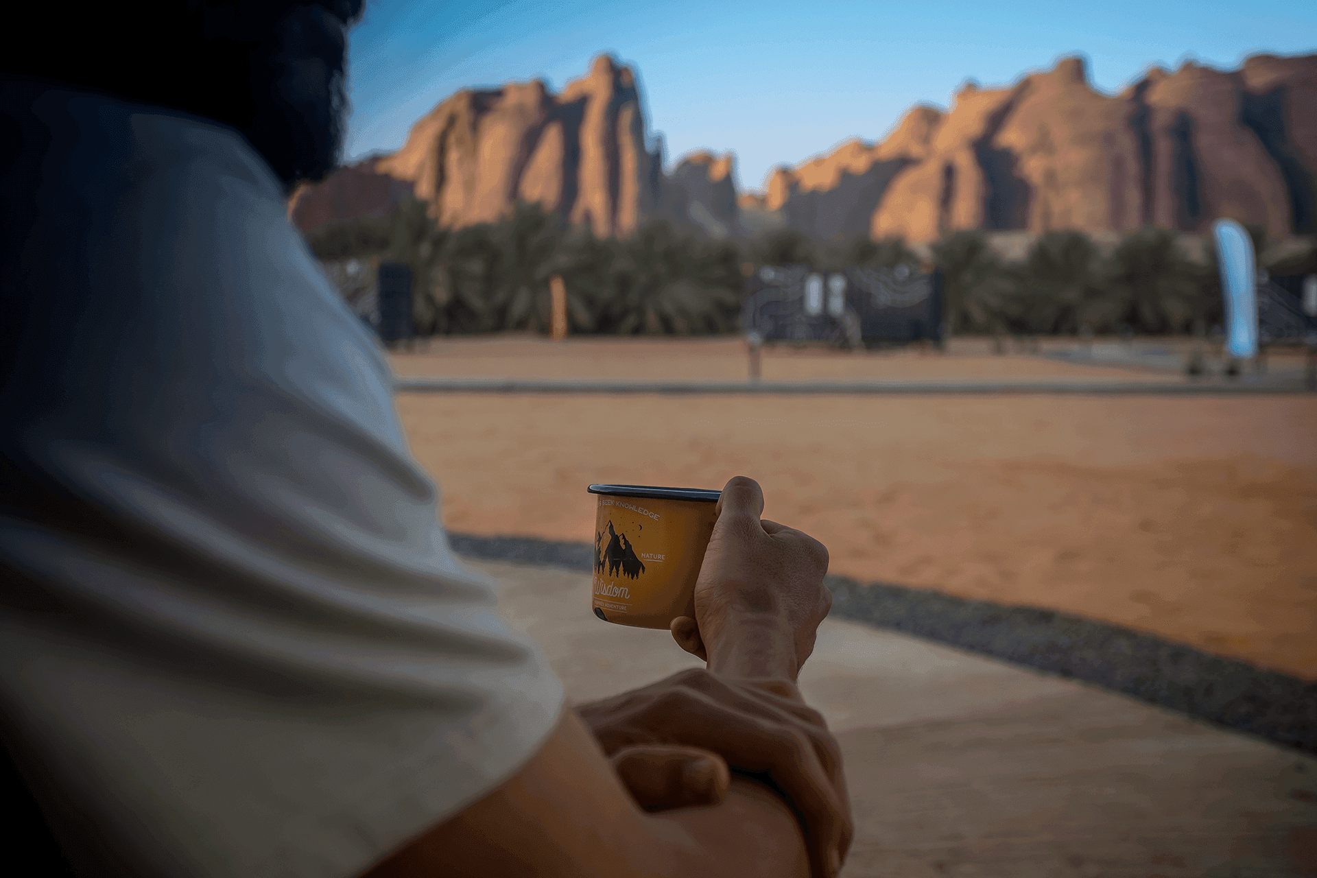 التصميم الداخلي العصري لإحدى كبائن بانجيا الخاصة في العلا